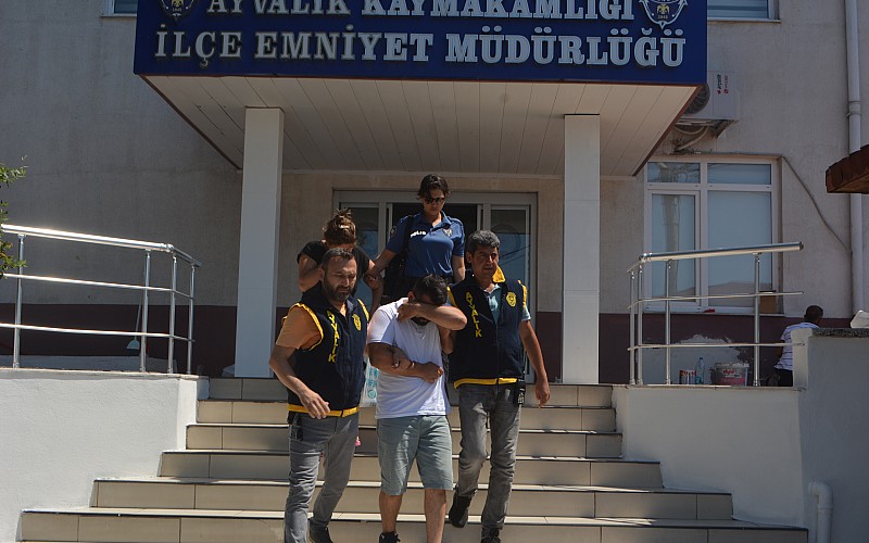 Balıkesir'de bir evden ziynet eşyası çaldıkları iddia edilen 2 kişi yakalandı