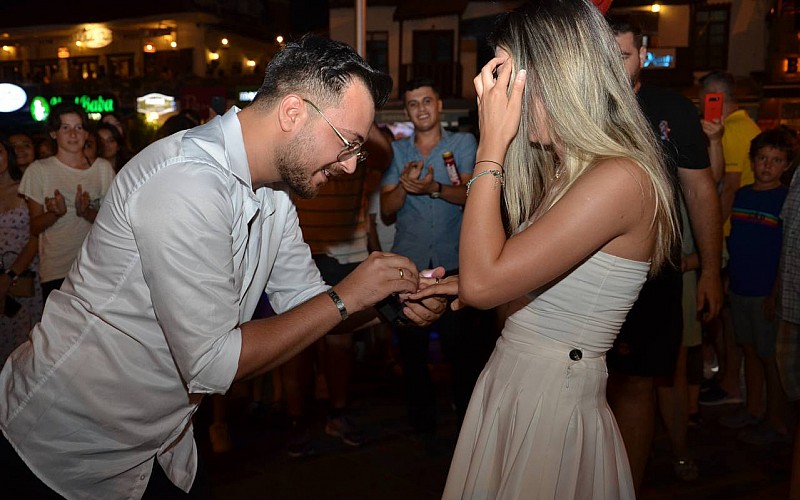 Kaş'ta Cumhuriyet Meydanı'nda sürpriz evlilik teklifi