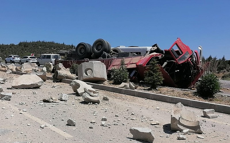Denizli'de devrilen kamyonun sürücüsü öldü