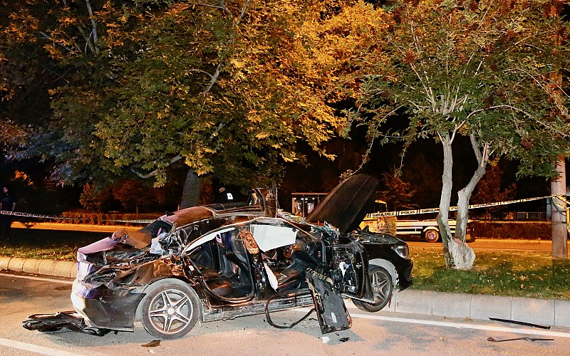 Eskişehir'de otomobil park halindeki kamyona çarptı 5 kişi yaralandı