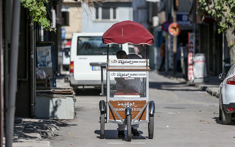 Bursa'nın yarım asırlık sokak lezzeti: "Bağdat hurma tatlısı"
