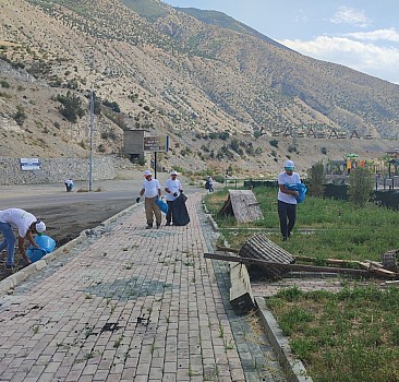 Türkiye'nin "sakin kenti" Uzundere'de, Belediye Başkanı Aktoprak ekibiyle çöp topladı