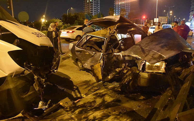 Adana'da servis aracıyla otomobil çarpıştı 1'i bebek 4 kişi yaralandı
