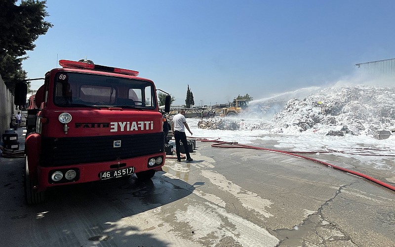 Kahramanmaraş'ta atık kağıt toplama alanında çıkan yangın söndürüldü