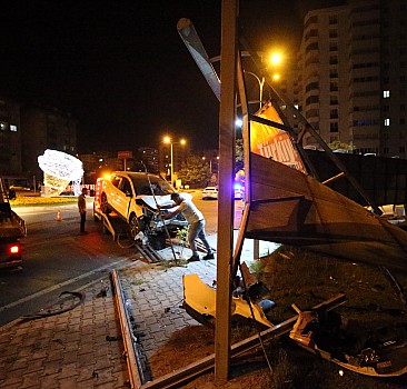 Kahramanmaraş'ta iki otomobilin çarpıştığı kazada 8 kişi yaralandı