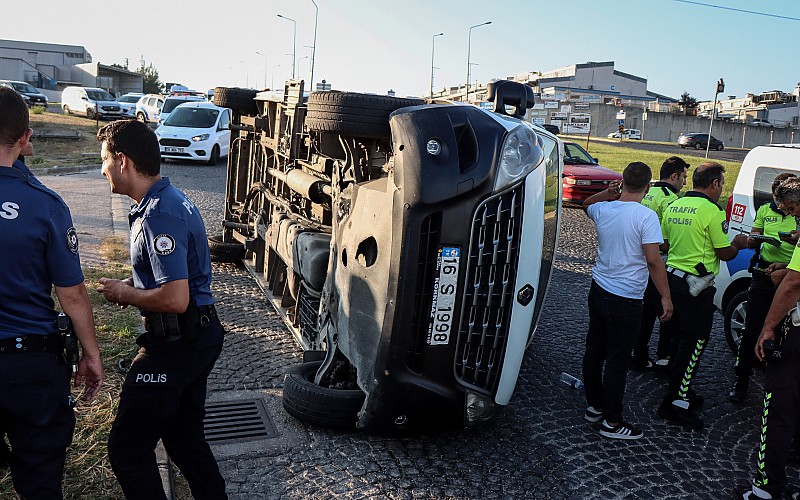 Bursa'da servis aracının devrilmesi sonucu 8 kişi yaralandı