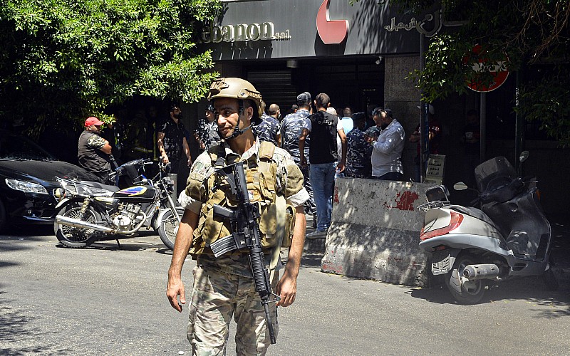 Lübnan'da silahlı bir kişi "hesabındaki parayı çekemediği" gerekçesiyle çalışanları rehin aldı