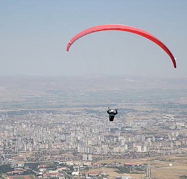 Kayseri'de Yamaç Paraşütü Ali Dağı Mesafe Şampiyonası devam ediyor
