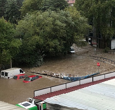 İstanbul'da sağanak su baskınlarına yol açtı