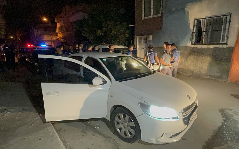 Adana'da polisten kaçmaya çalışan 3 şüpheli kovalamacayla yakalandı