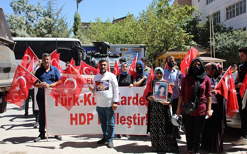 Hakkari'de çocukları dağa kaçırılan aileler HDP önündeki eylemlerini sürdürdü
