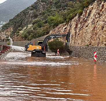 Antalya Kaş'ta yağış etkili oldu
