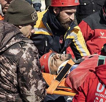 Kahramanmaraş'ta enkaz altında kalan baba ve kızı 79 saat sonra kurtarıldı