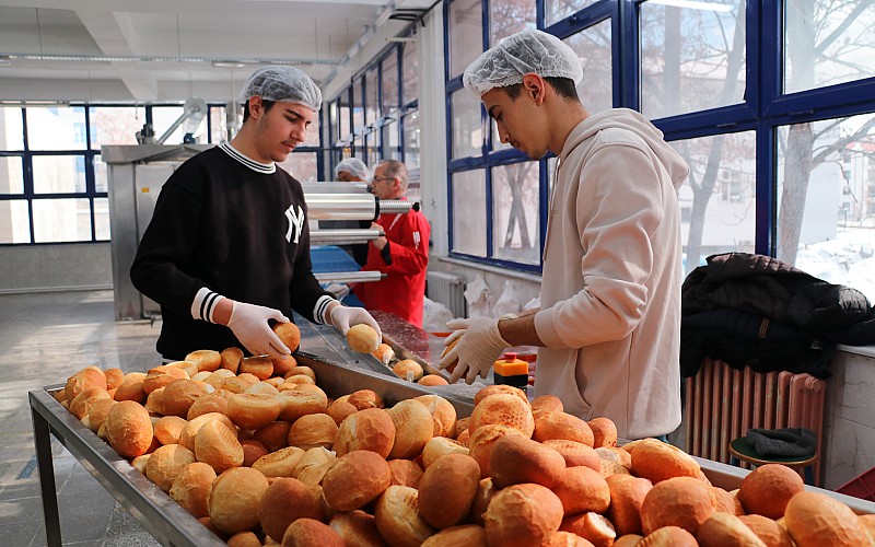 Doğu Anadolu'da okullarda öğrencilerce üretilen ekmekler depremzedelere gönderiliyor