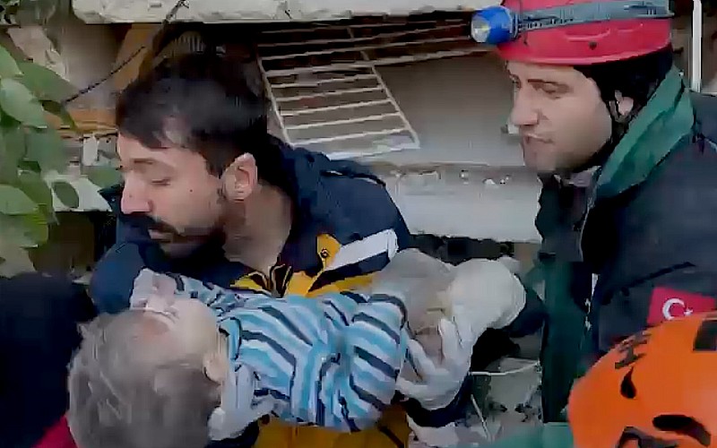 Hatay'da enkaz altında kalan çocuk depremden 80 saat sonra kurtarıldı