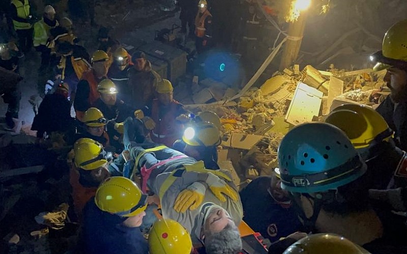 Hatay'da enkaz altında kalan 40 yaşındaki depremzede 90'ıncı saatte kurtarıldı