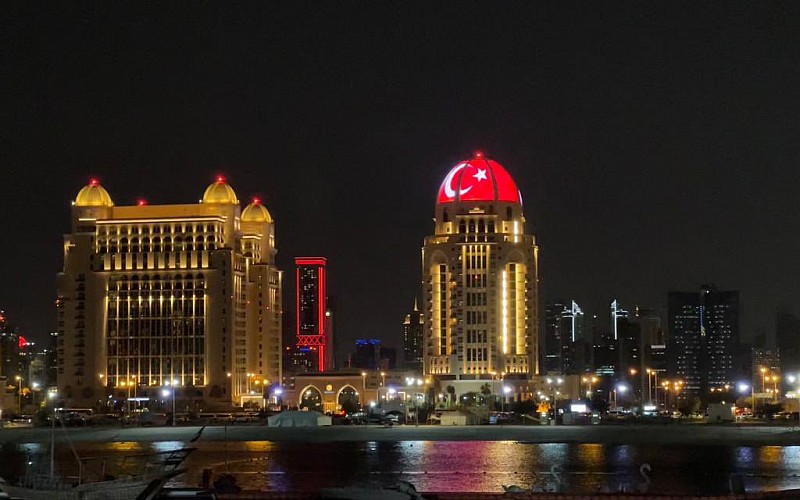 Katar'ın sembol binalarına Türk bayrağı yansıtıldı
