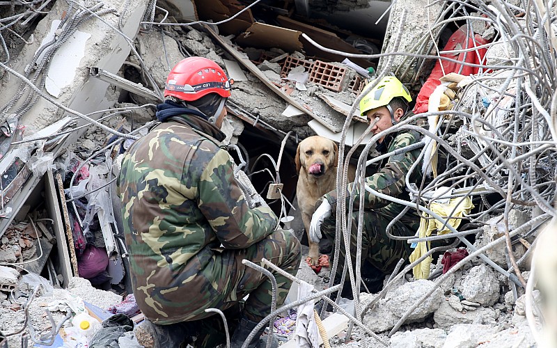 Kardeş ülke Azerbaycan'ın arama kurtarma ekipleri depremzedelerin yardımına koşuyor