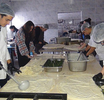 Bitlis'te öğretmen ve öğrenciler depremzedeler için yemek hazırlıyor