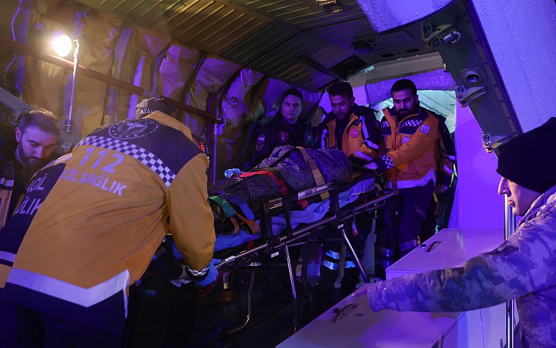 Deprem bölgesindeki 6 yaralı uçakla İstanbul'a getirildi