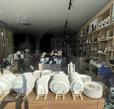 Kahramanmaraş'taki züccaciye dükkanı depremi hasarsız atlattı
