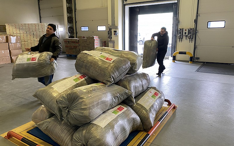 Türkiye'nin Aşkabat Büyükelçiliği depremzedelere yaklaşık 1000 battaniye daha gönderiyor
