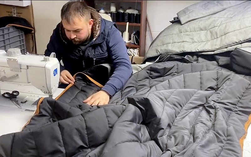 Ankara'da bir şirket kendi işini bırakıp deprem bölgesi için uyku tulumu üretiyor