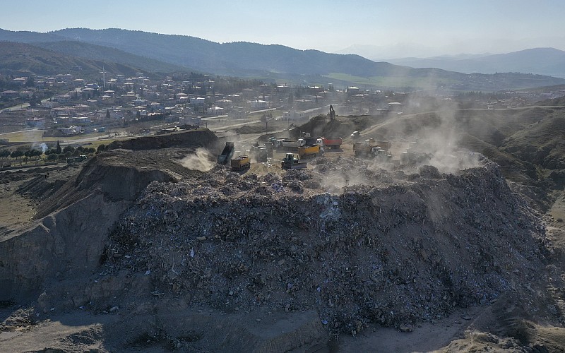 Kahramanmaraş'ta depremde yıkılan binalarda enkaz kaldırma çalışmaları sürüyor