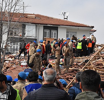 Depremde hasar gören evlerinden eşya almak isteyen baba ve kızı enkazdan kurtarıldı