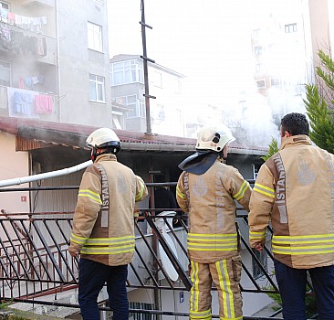 Maltepe'de iki katlı evde çıkan yangın söndürüldü