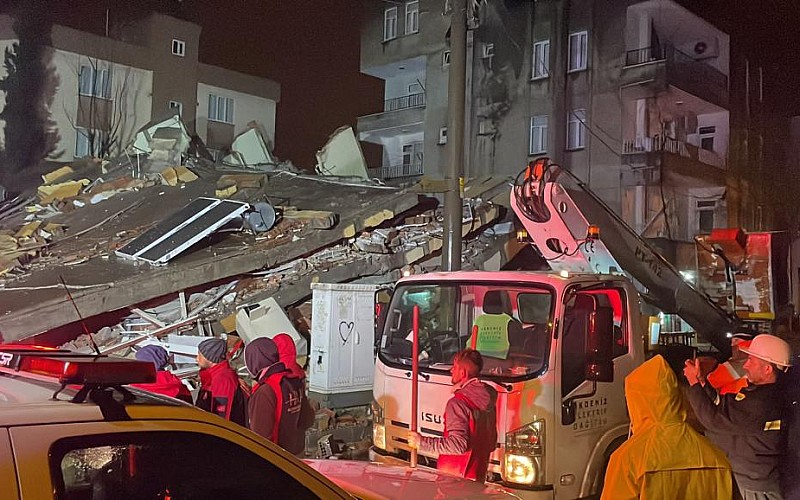Adıyaman'da ağır hasarlı 5 katlı bina kendiliğinden çöktü
