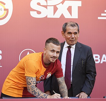 Galatasaray, yeni transferleri için taraftarı önünde imza töreni düzenledi