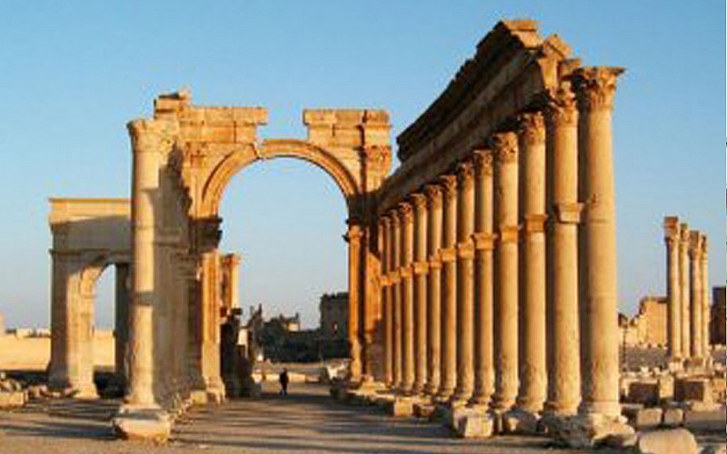Antik kent Palmira havadan bombalanıyor