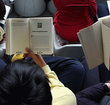 Erzurum'da 10 bin öğrenci aynı anda kitap okudu