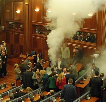 Kosova Meclisi'ne gaz bombası