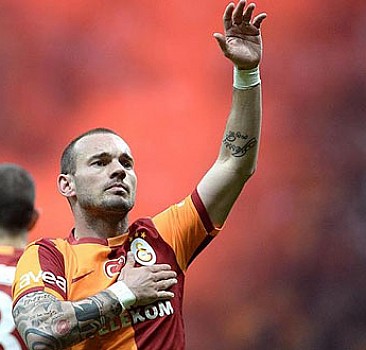 Sneijder Galatasaray’dan ayrılmak istemiyor