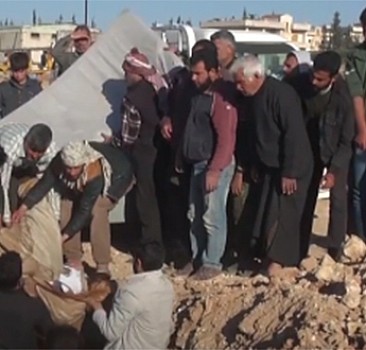 Suriye'de kimyasal silah saldırısı kurbanları defnediliyor