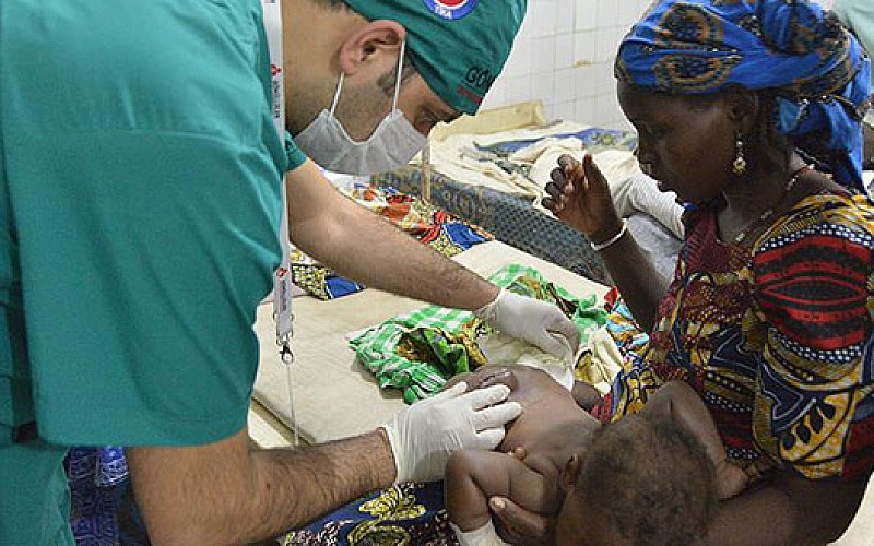 Türk doktorlar Nijer'de şifa dağıttı