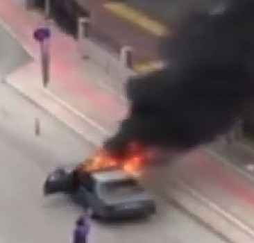Protesto için aracını adliye önünde yaktı