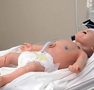 Tıp öğrencileri için yeni doğan simülasyon laboratuvarı