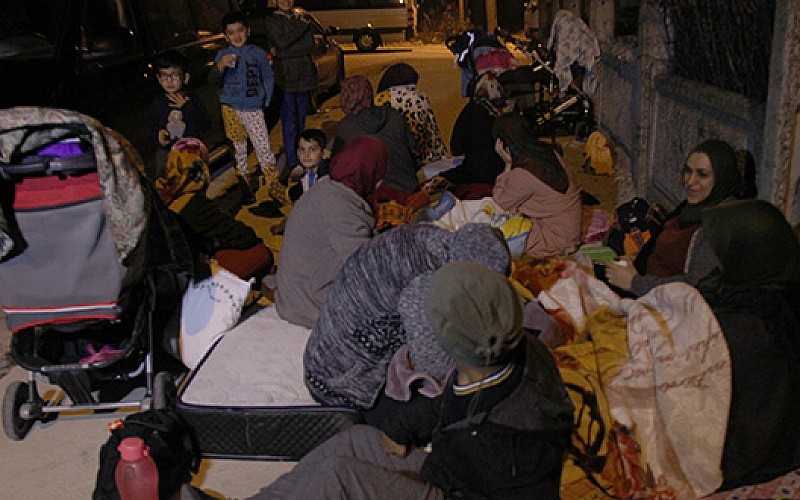 Çerkezköy'de bazı vatandaşlar geceyi sokak ve parklarda geçirdi