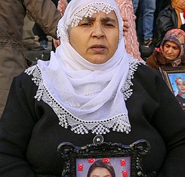 Diyarbakır annelerinden Kaya: HDP ve PKK nasıl kızımı götürmüşse öyle getirsin