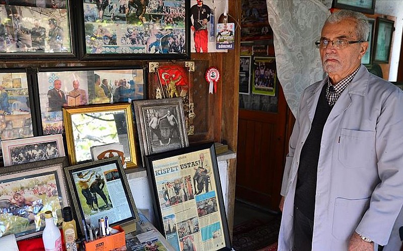 Er meydanındaki yiğitlerin 64 yıllık yol arkadaşı İrfan usta