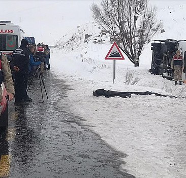 Erzurum'da yolcu midibüsü devrildi: 1 ölü, 12 yaralı