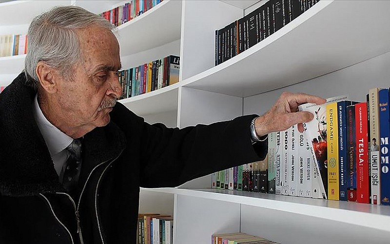 80 yaşındaki 'kitap kurdu' kitap kafenin müdavimi oldu