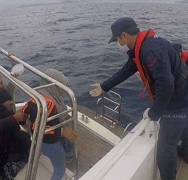 Muğla'da Türk kara sularına itilen fiber teknedeki 26 sığınmacı kurtarıldı