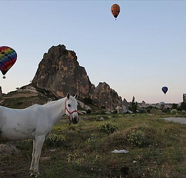 Kapadokya semaları sıcak hava balonlarıyla renklendi