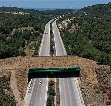 İzmir-Çeşme Otoyolu üzerindeki 'ekolojik köprünün' yapımı tamamlandı