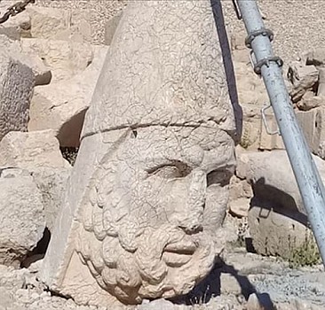 Nemrut Dağı'ndaki 2 bin 60 yıllık heykel devrilmekten kurtarıldı