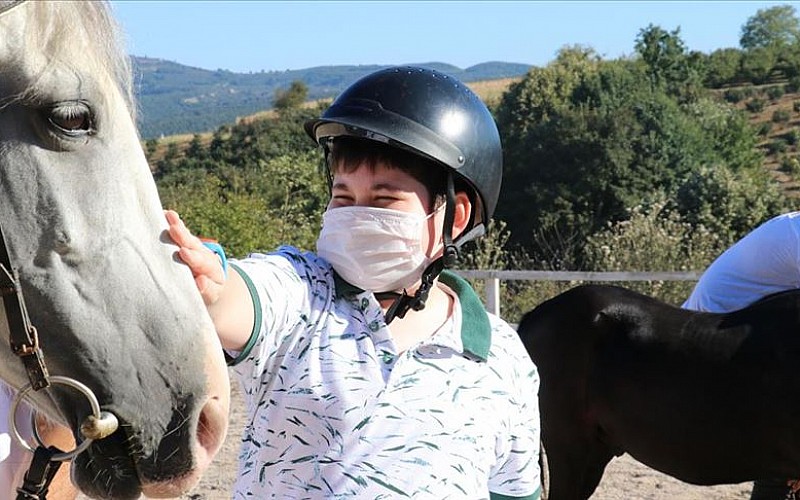 Otizmli çocuktan etkilenip kurduğu tesiste 'özel' çocukları atla terapi ediyor